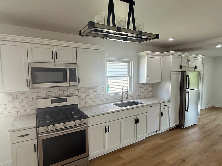 526 Ledochowski St — Photo 10