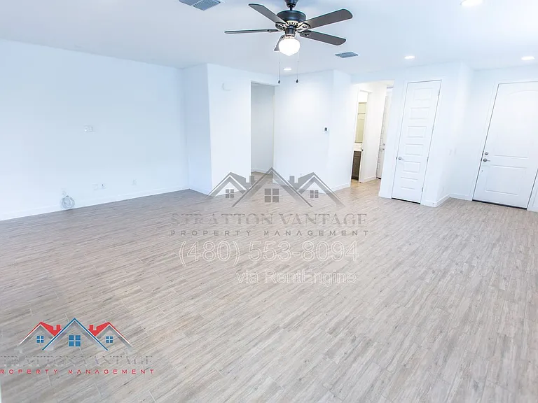 2304 E Kelly Dr — Photo 8