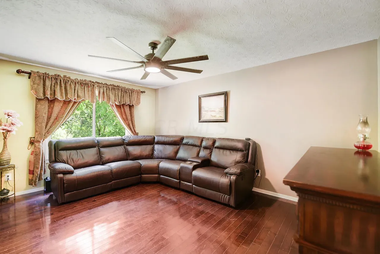 3 bed, 984 sqft, $1,988 — Photo 2