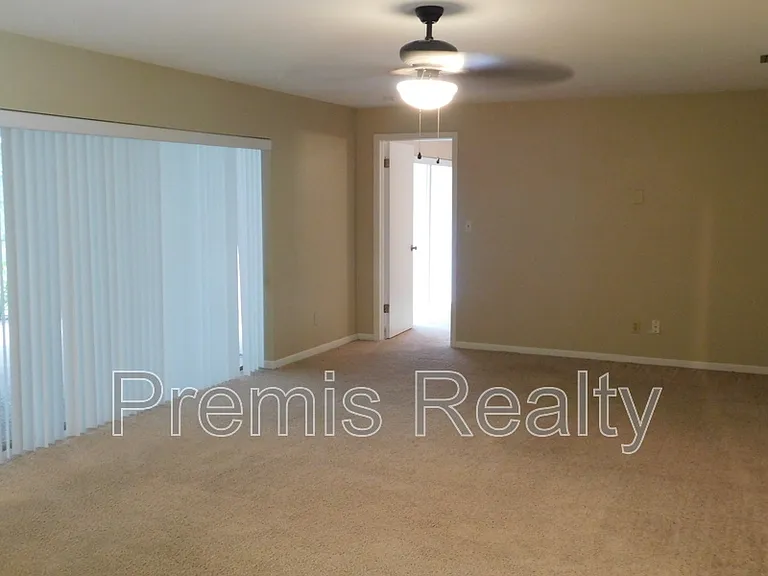 1840 Oak Forest Dr W — Photo 2
