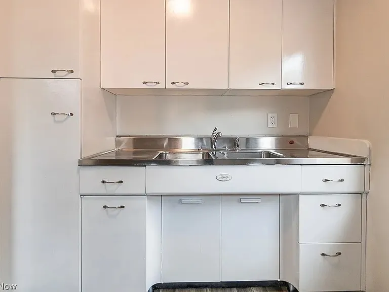 15825 Van Aken Blvd #304W — Photo 8