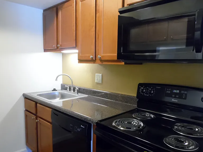 Royal Manor Apartments — Photo 19