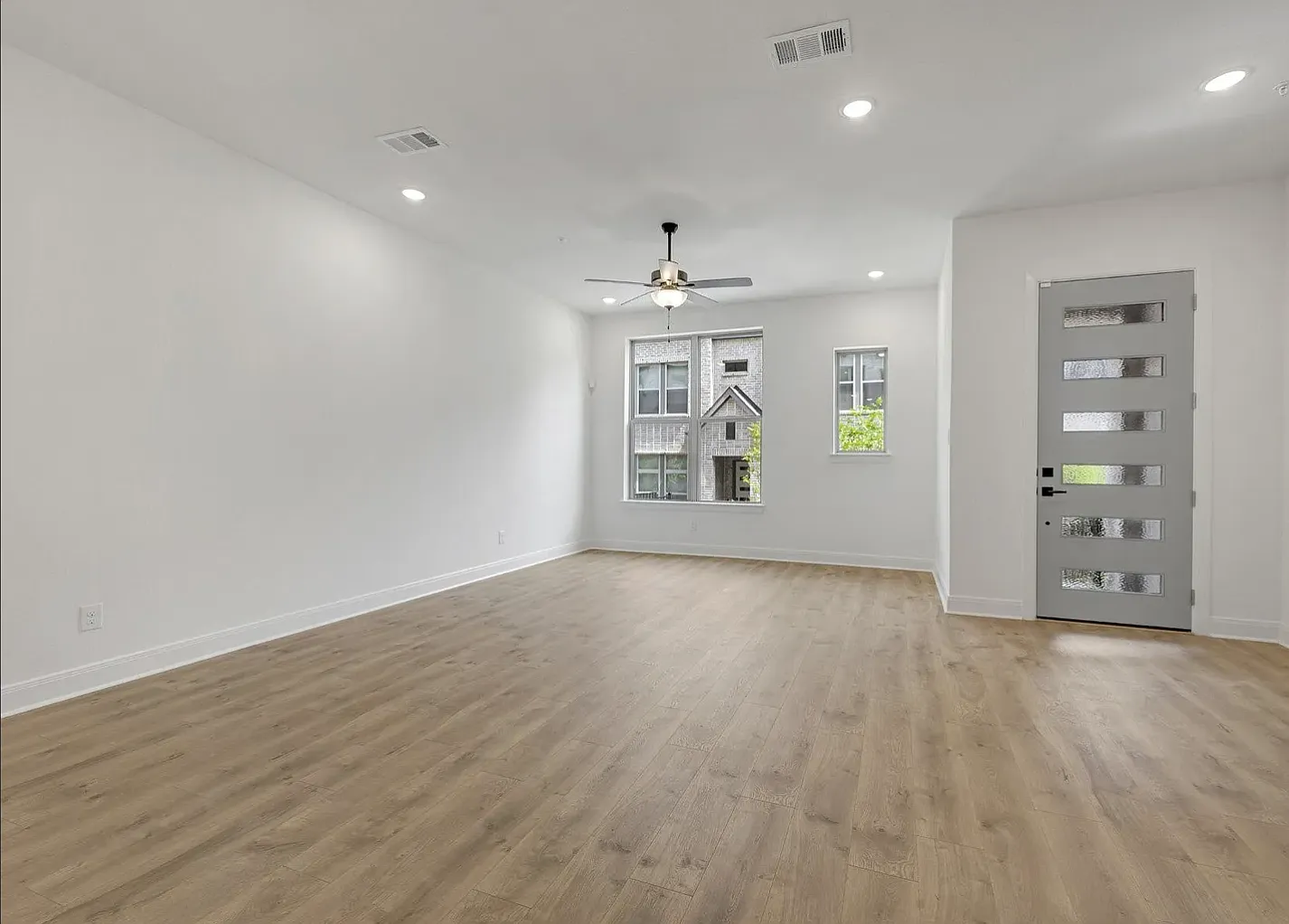 3 bed, 2546 sqft, $4,498 — Photo 4