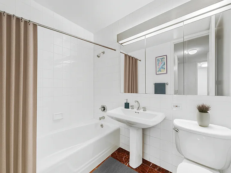 525 E 72nd St #9D — Photo 4