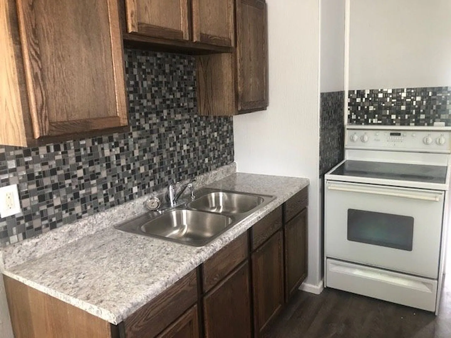 Newly updated 2 bed 1 bath home on Lynwood Ottumwa — Photo 4
