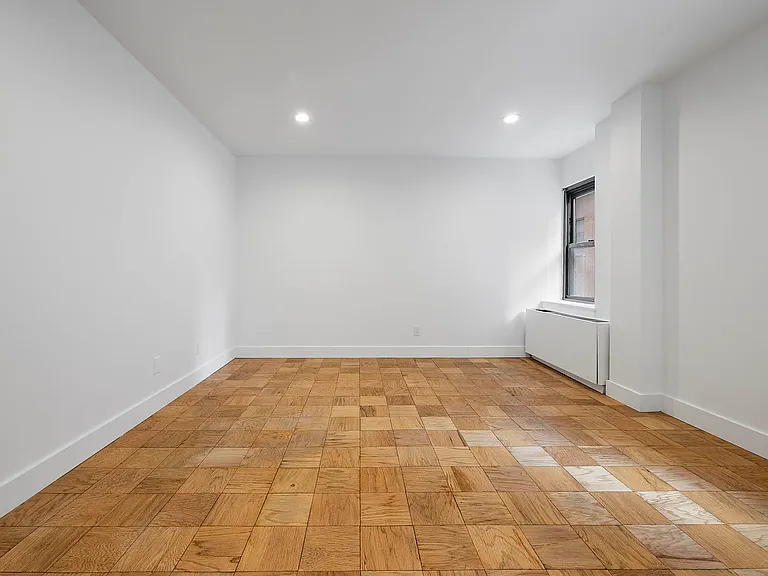 213 E 37th St #5G — Photo 2