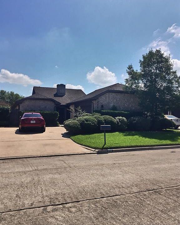 1st image of 211 Essex Pl