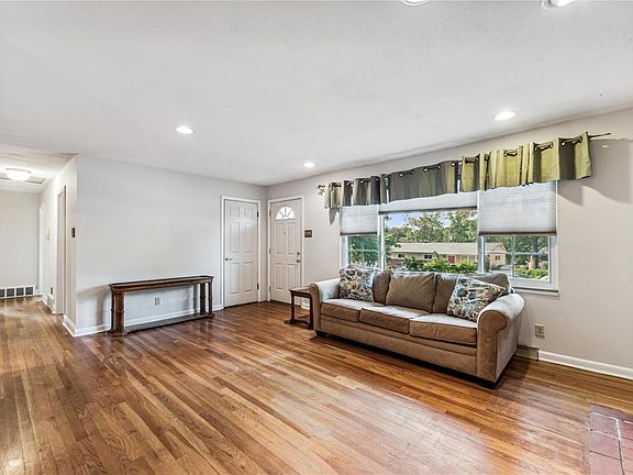 2nd image of 601 Acorn Dr