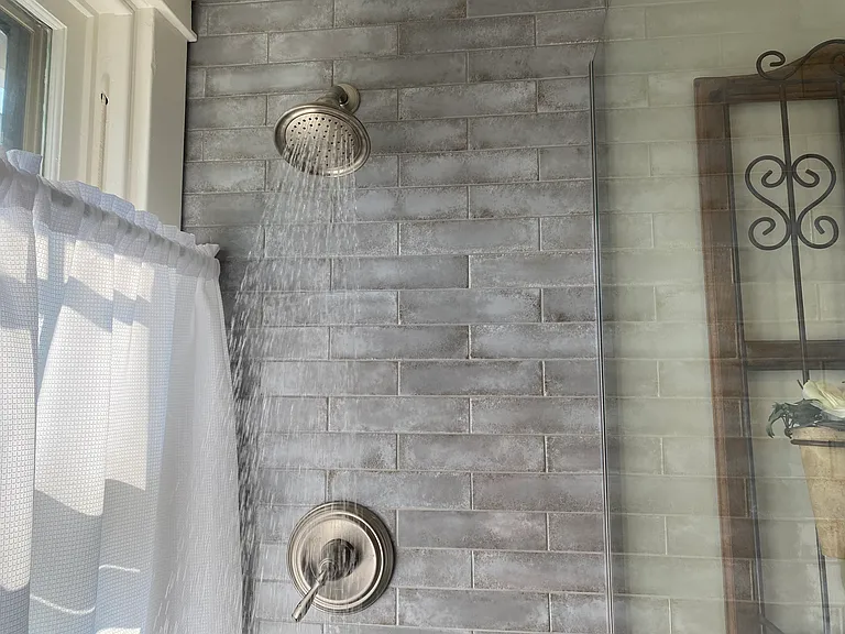 Second bedroom with Rainmaker shower head.