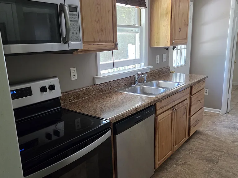 Poplar Ln — Photo 2