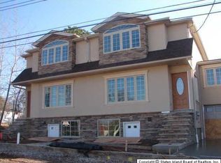 31 Peach Tree Ln, Staten Island, NY 10309