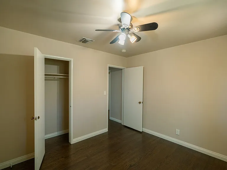 240 N Shamrock Ave — Photo 6