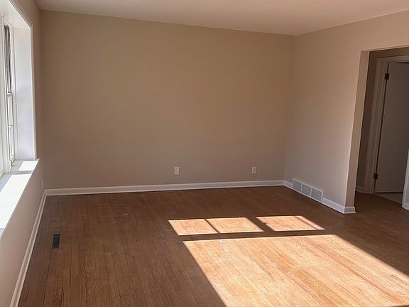 5th image of 4516 Longmeadow Ln