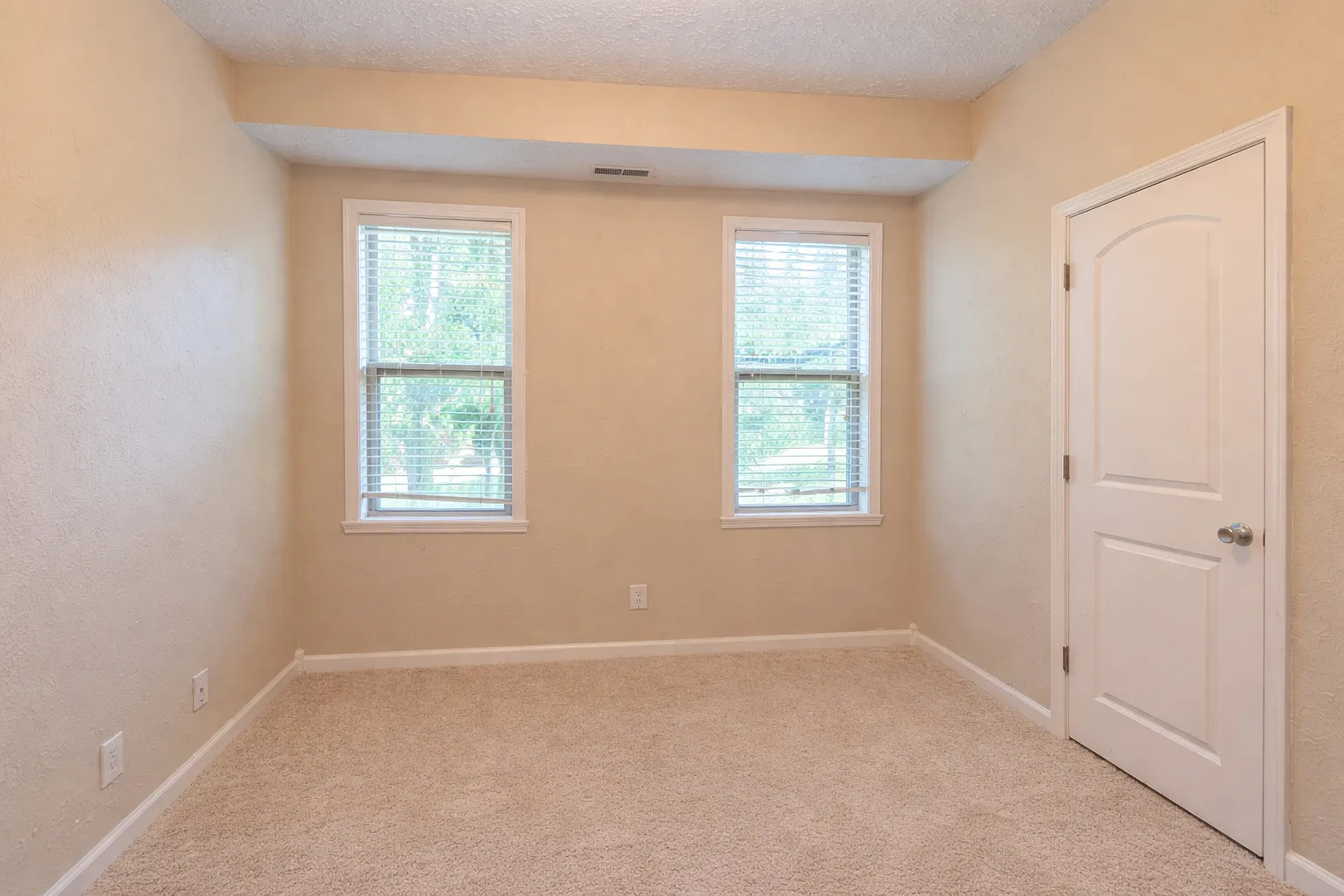 3 bed, 1.0 bath, 990 sqft, $1,350 — Photo 3