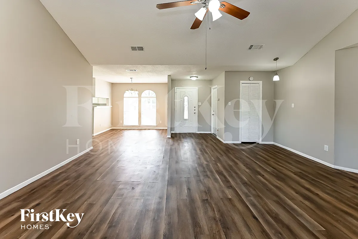 Building Photo - 10811 Forest Leaf Dr