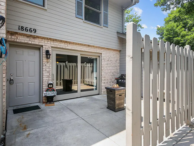 18669 Clear View Ct — Photo 30