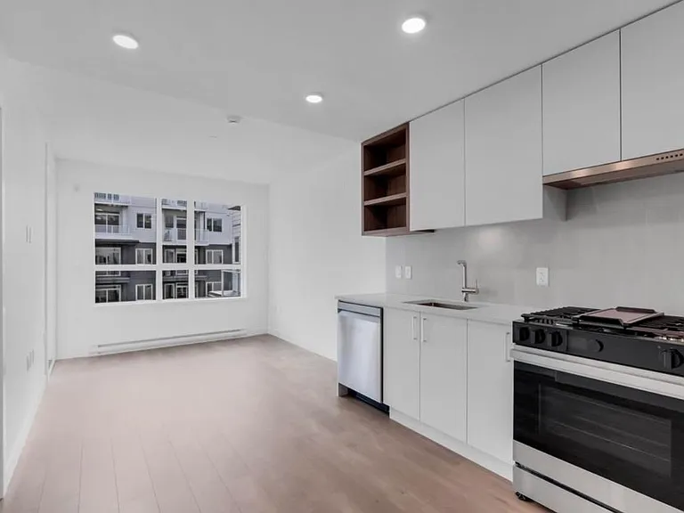 723 Grover Ave — Photo 3