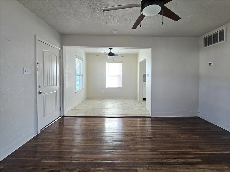 5309 Avenue O — Photo 2