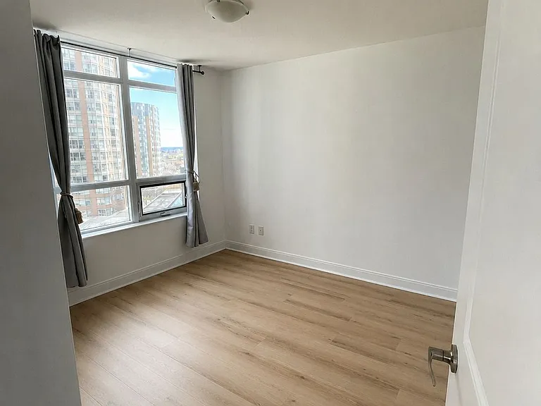 330 Burnhamthorpe Rd S #708 — Photo 9