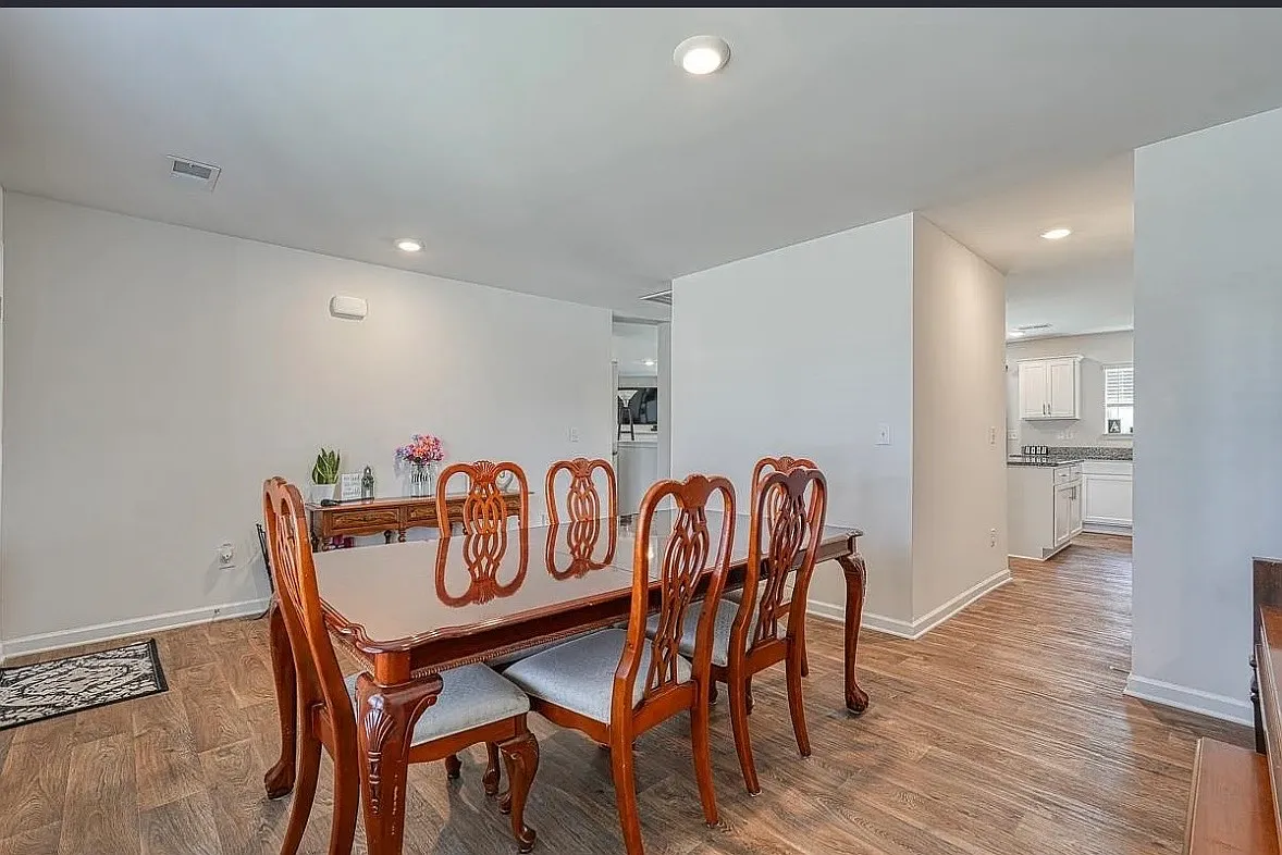 4 bed, 2.5 bath, 2230 sqft, $2,200 — Photo 2