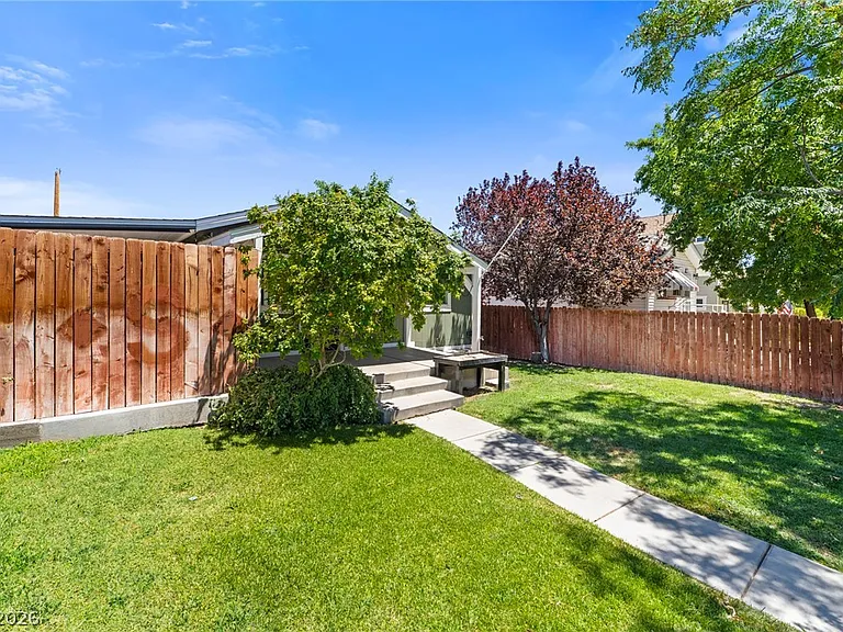 605 L Ave — Photo 4
