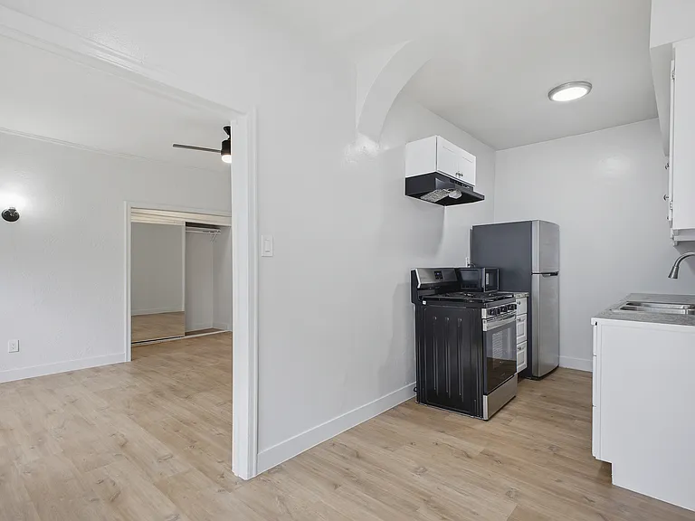 1932 W 25th St #9 — Photo 11
