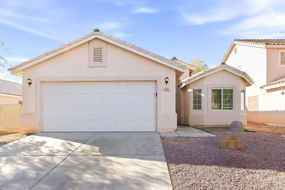4 bed, 2.0 bath, 1606 sqft, $2,015 — Photo 1