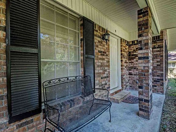 3rd image of 907 Woodland Cv