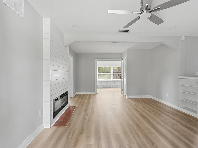 2114 Merrill Ave — Photo 3