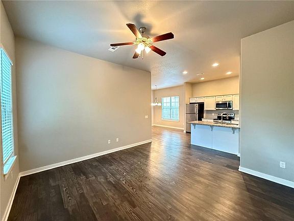 3rd image of 2375 W Houston St
