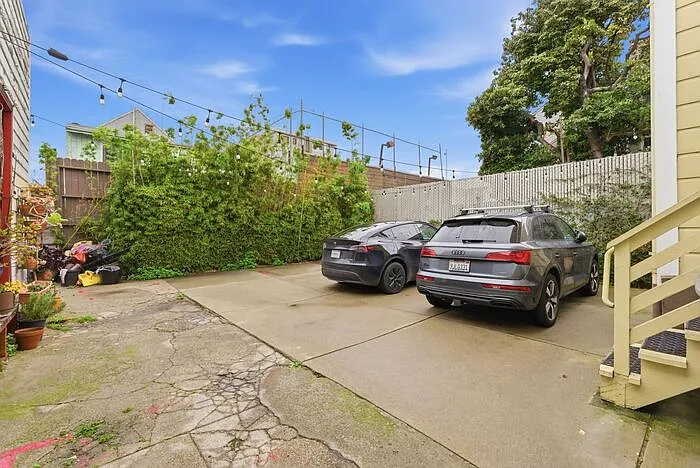 471 S Van Ness Ave — Photo 32
