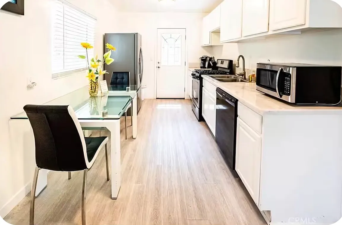 2 bed, 800 sqft, $5,500 — Photo 3