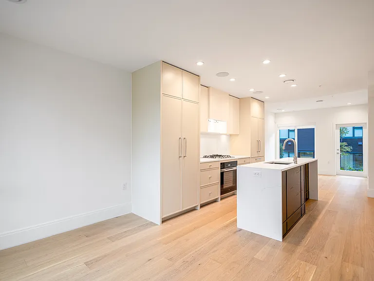 581 W 26th Ave — Photo 2