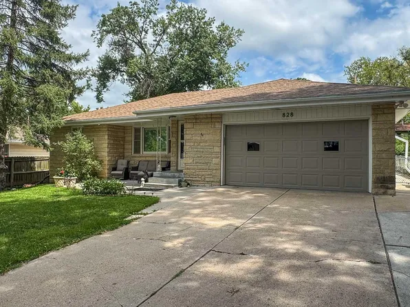 828 Northborough Ln, Lincoln, NE 68505