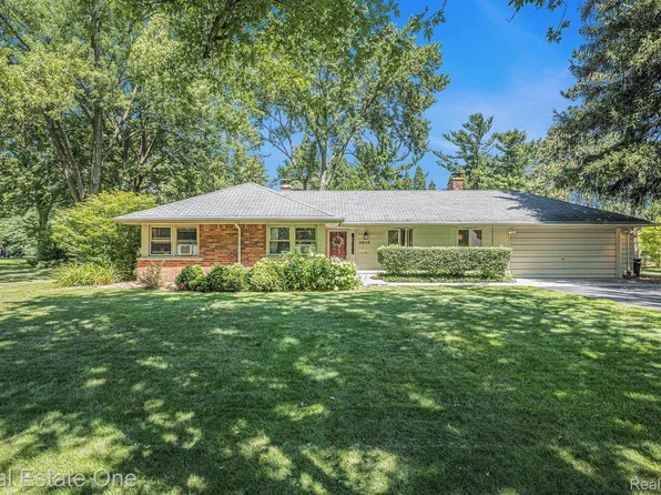 2846 Pine Hill Dr, Troy, MI 48098