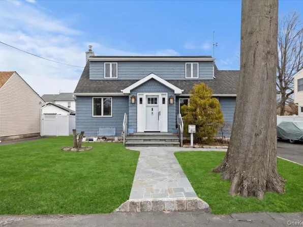 476 37th Street, Lindenhurst, NY 11757