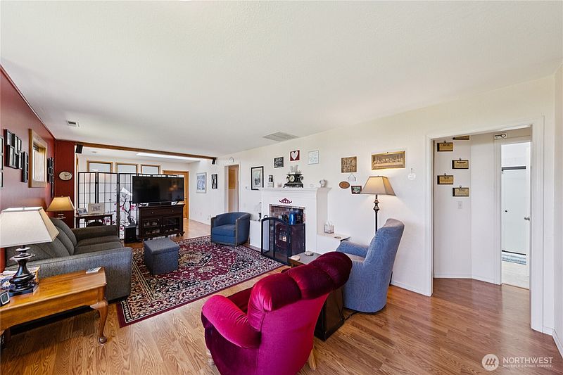 4th image of 3704 Commercial Avenue