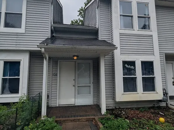 106 Woodlake Manor Dr, Lakewood, NJ 08701