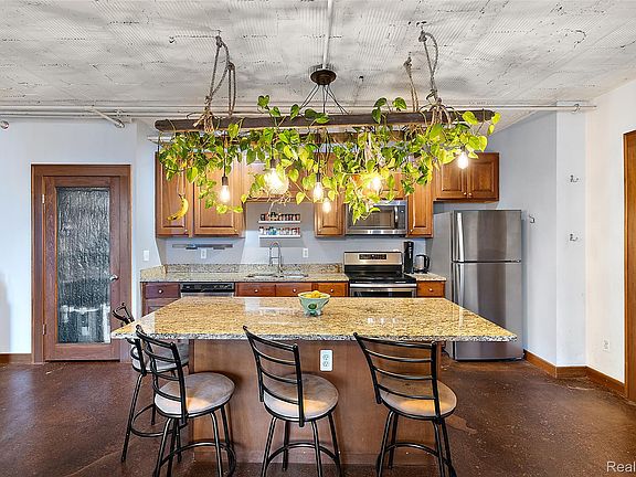 5th image of 78 Watson St