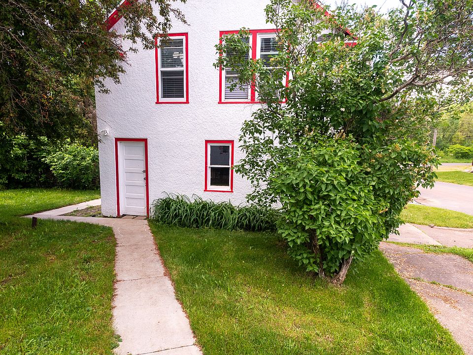Carriage apartment- Private entry and off street parking.