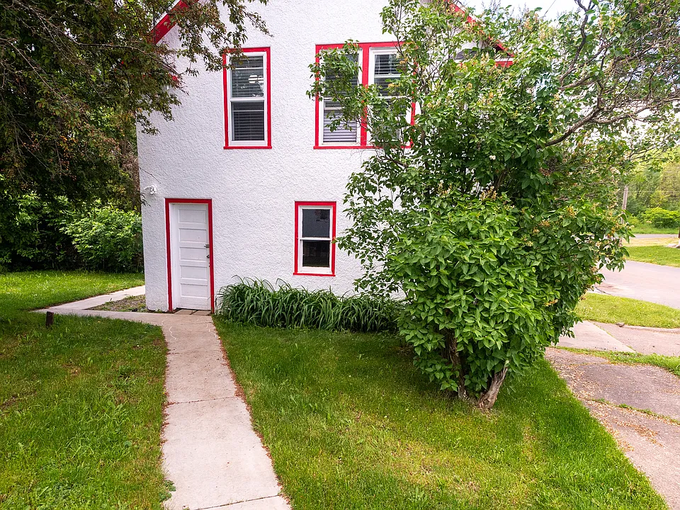 Carriage apartment- Private entry and off street parking.