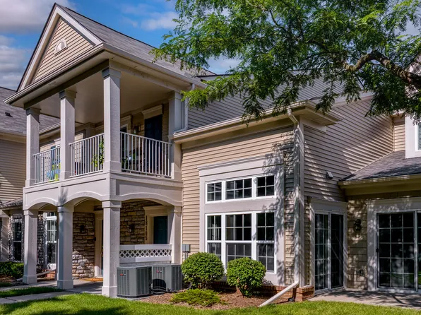 18105 Addington Dr #219, Walled Lake, MI 48390