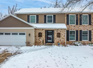 6908 Surrey Dr NE, Cedar Rapids, IA 52402