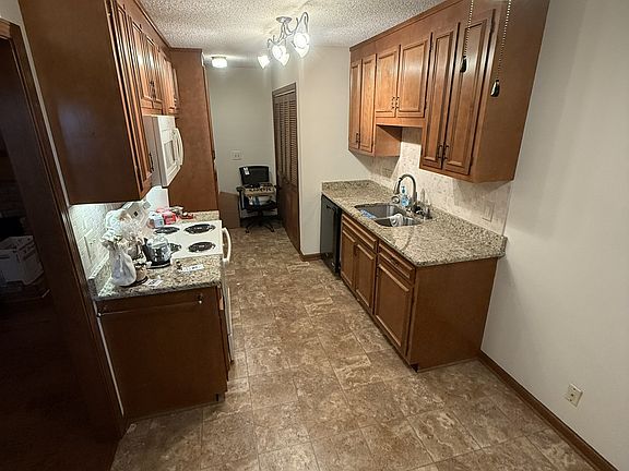 3rd image of 907 E Northfield Blvd