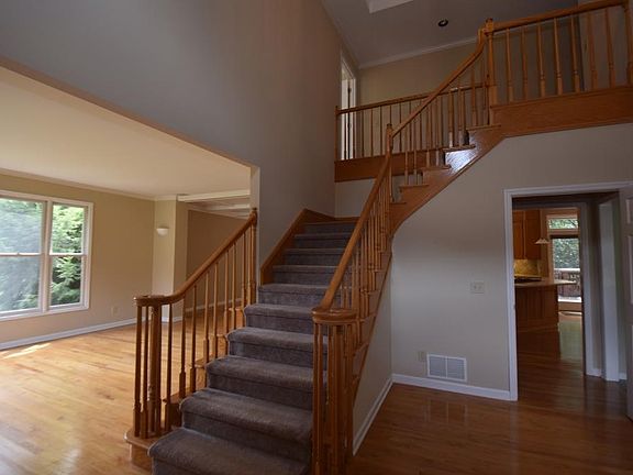 3rd image of 8 Sterling Ct