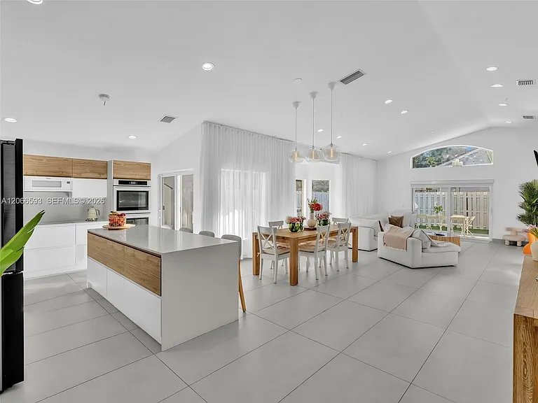 4807 SW 34th Ave — Photo 3