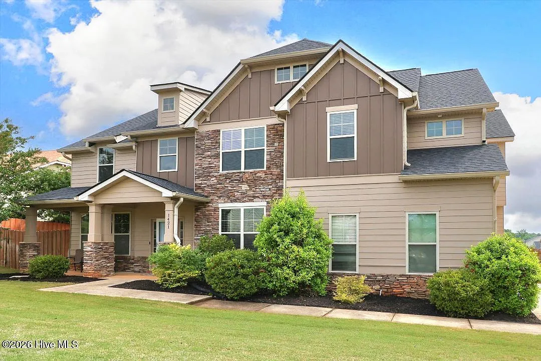 5 bed, 3.0 bath, 3620 sqft, $3,000 — Photo 2