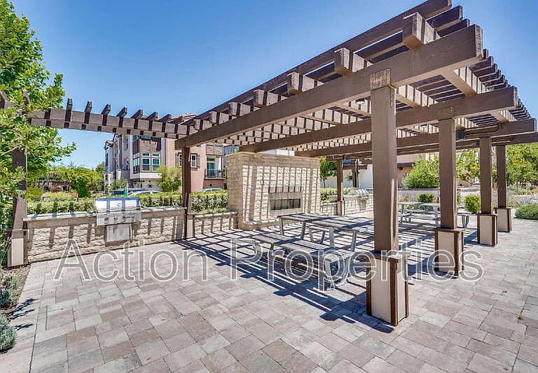 2388 Toledo Ter — Photo 32