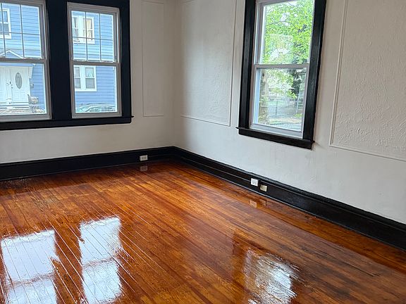 2nd image of 90 Bedford St Floor 1