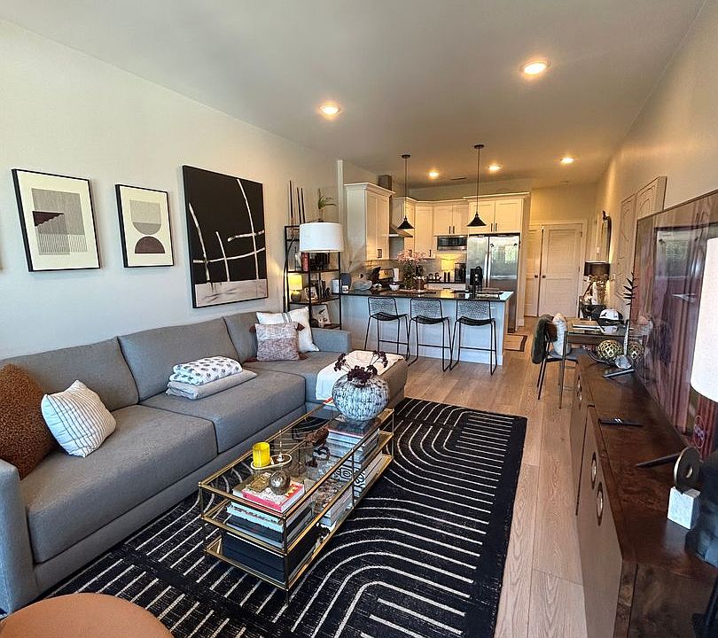 1st image of 1646 W Belmont Ave #403